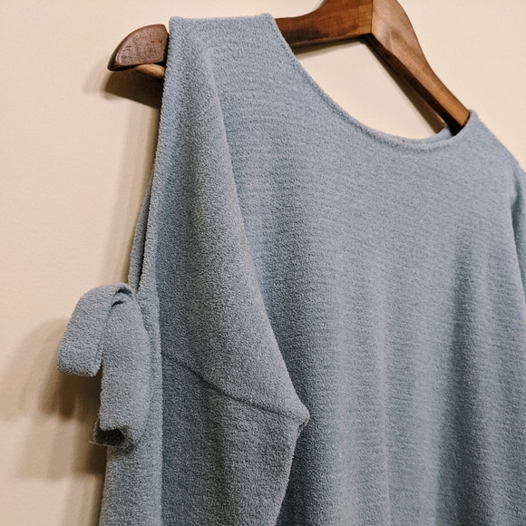 Pale blue slitted shoulders S long sleeves - Picture 3 of 6